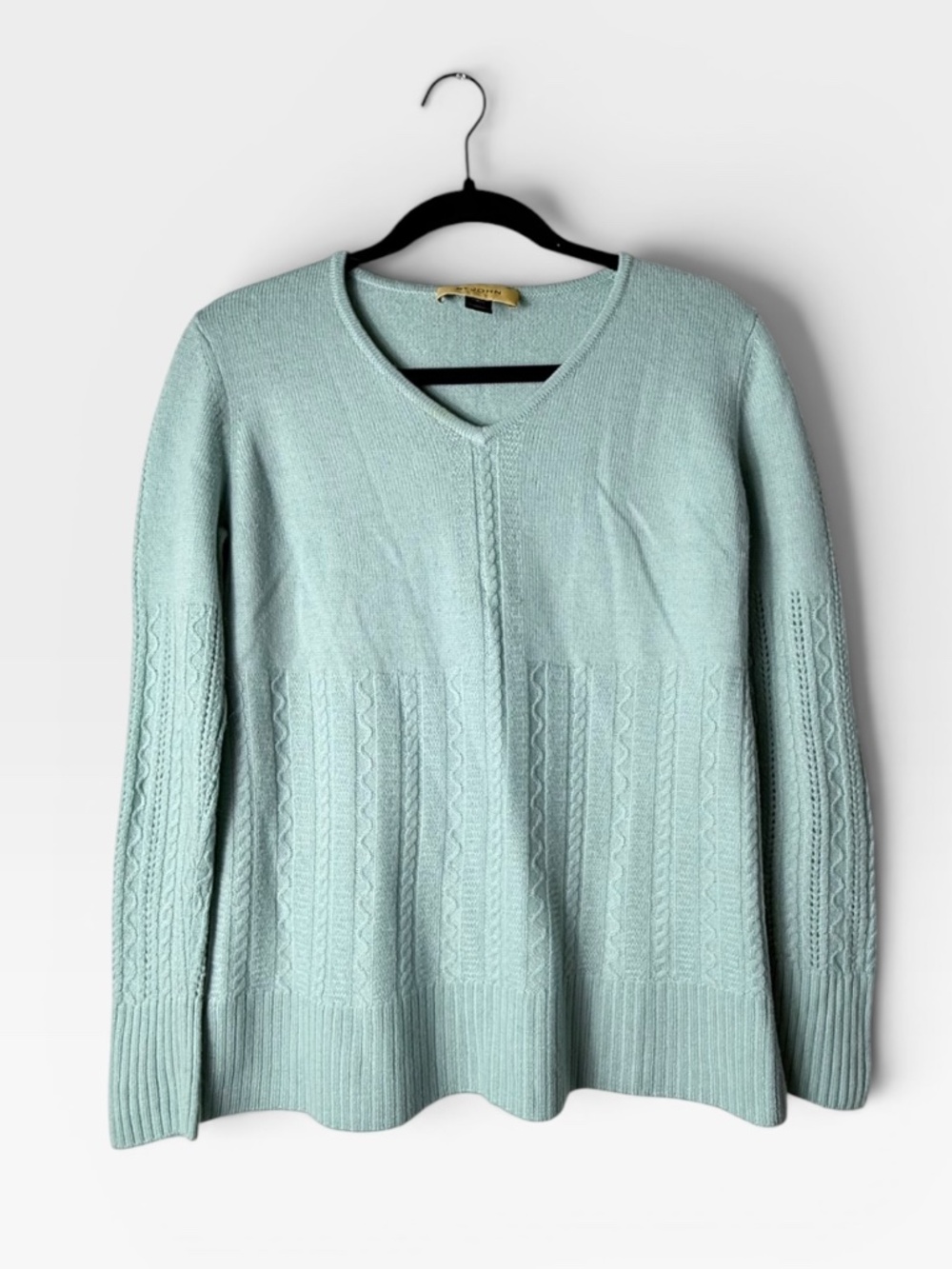 St. John Crewneck Sweater Size Medium Knit V neck Long Sleeve (NOTE FLAW) (T)